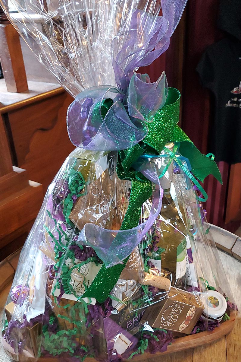 Gift basket with white wine