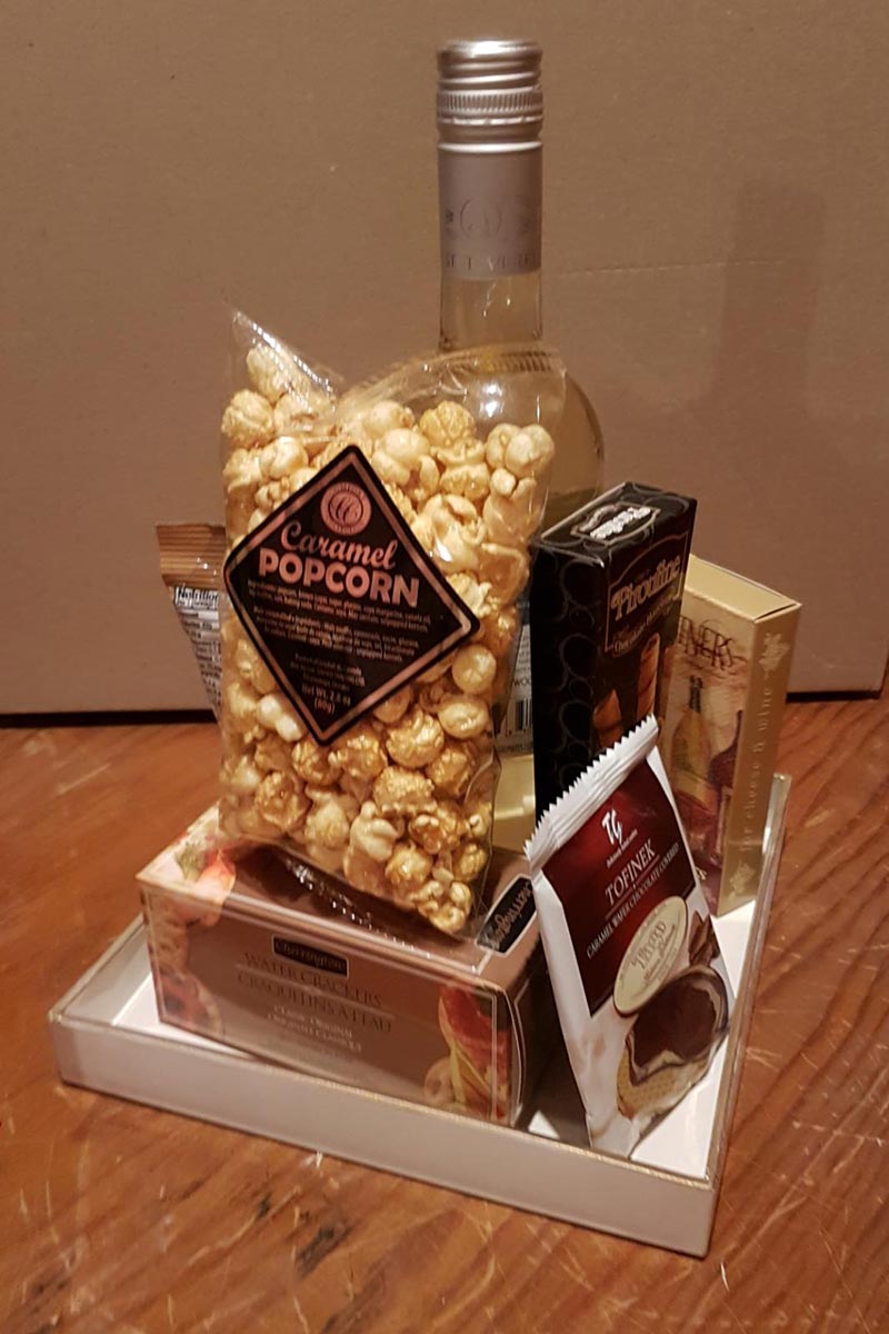 Popcorn and white wine gift box